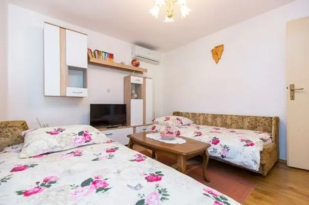 Ev (Josip - private swimming pool - H(2+2)
