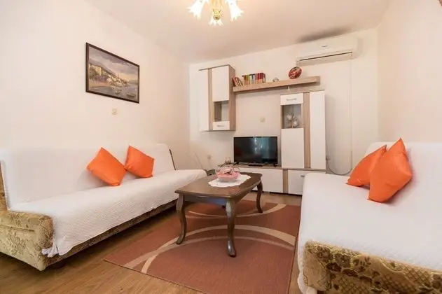 Ev (Josip - private swimming pool - H(2+2)