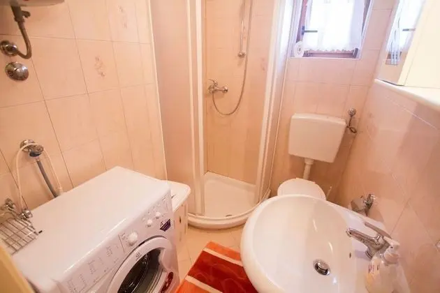 Ev (Josip - private swimming pool - H(2+2)