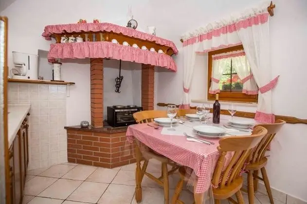 Ev (Josip - private swimming pool - H(2+2)