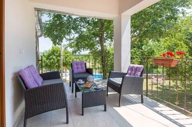Ev (Josip - private swimming pool - H(2+2)