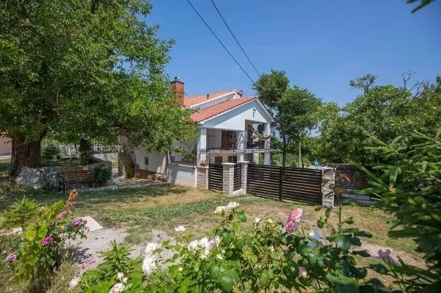 Ev (Josip - private swimming pool - H(2+2)