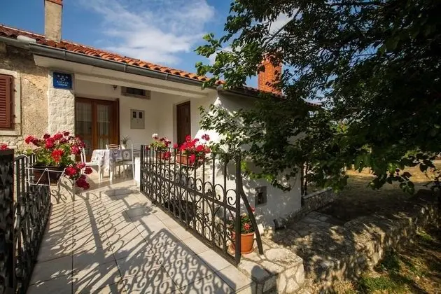 Ev (Josip - private swimming pool - H(2+2)