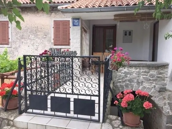 Ev (Josip - private swimming pool - H(2+2)