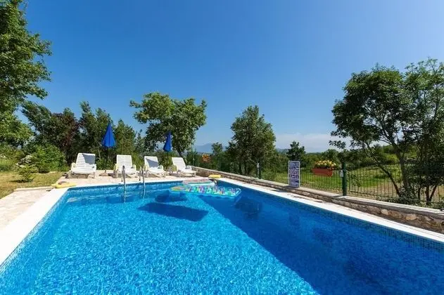Ev (Josip - private swimming pool - H(2+2)