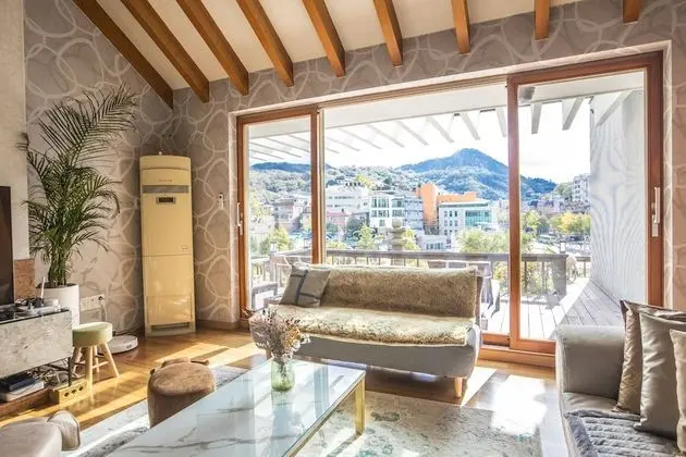Family Townhome - Foreigner Only, 4 Bedrooms, Balcony, Garden Area(Fabulous Sunlit Heritage Mansion)