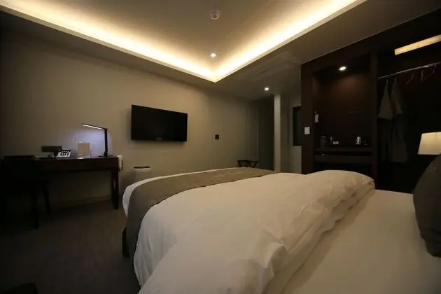 Deluxe Room - Breakfast for 1(except Sunday & Public Holiday), More than 2 nights stay, Free Laundry
