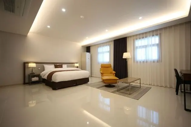 Premier Room - Breakfast for 1(except Sunday & PH), More than 2 nights stay, Free Laundry(Limited)