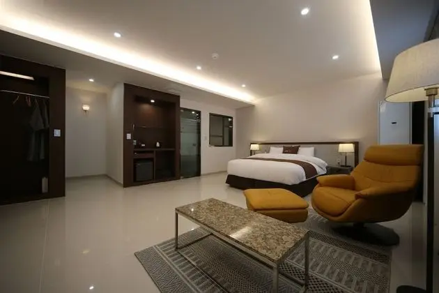 Premier Room - Breakfast for 1(except Sunday & PH), More than 2 nights stay, Free Laundry(Limited)
