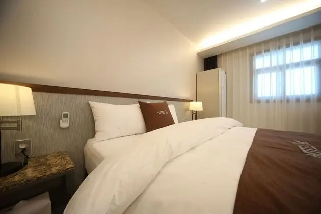 Premier Room - Breakfast for 1(except Sunday & PH), More than 2 nights stay, Free Laundry(Limited)