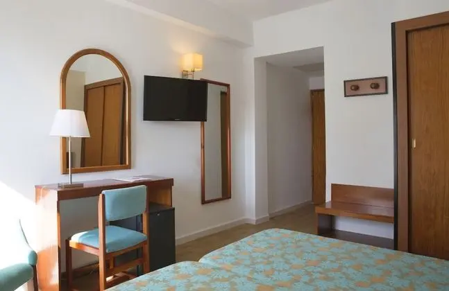 Büyük Yataklı Tek Kişilik Oda, Balkon, Kısmi Deniz Manzaralı