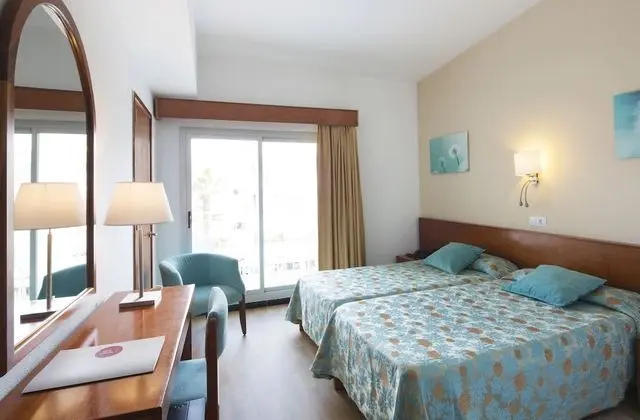 Tek Büyük Yataklı Oda, Balkon, Kısmi Deniz Manzaralı