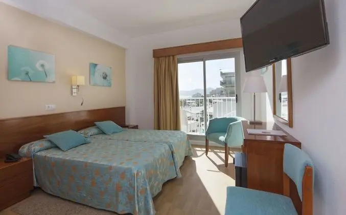 Tek Büyük Yataklı Oda, Balkon, Kısmi Deniz Manzaralı