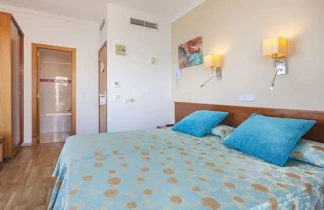 Tek Büyük Yataklı Oda, Balkon, Kısmi Deniz Manzaralı