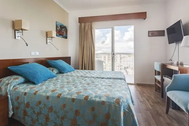 Tek Büyük Yataklı Oda, Balkon, Kısmi Deniz Manzaralı