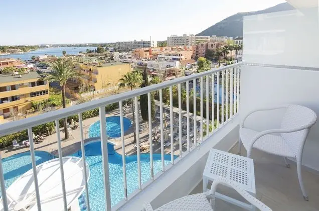Tek Büyük Yataklı Oda, Balkon, Havuz Manzaralı