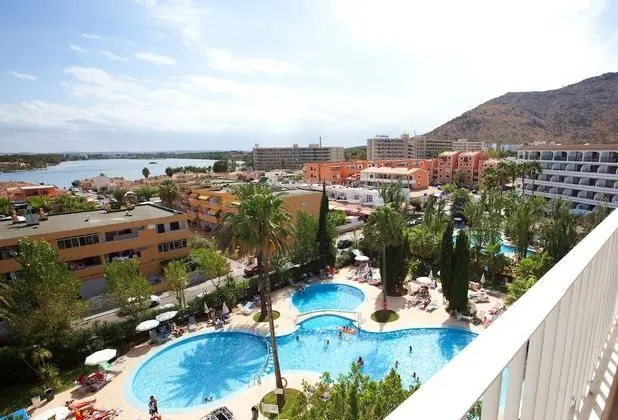 Tek Büyük Yataklı Oda, Balkon, Havuz Manzaralı