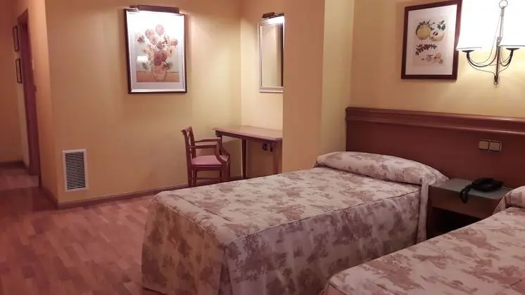 Büyük Yataklı Tek Kişilik Oda