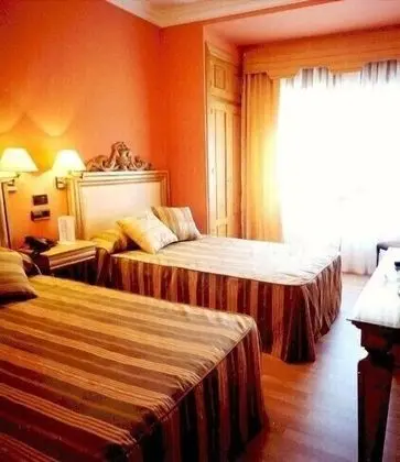 Tek Büyük Yataklı Oda, 2 Tek Kişilik Yatak