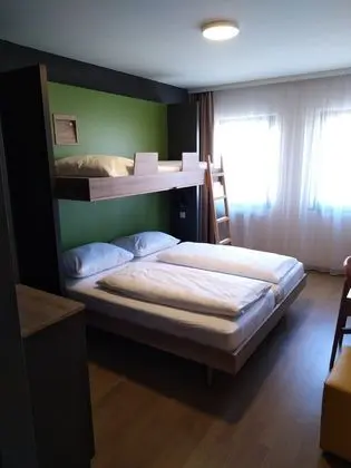 Üç Kişilik Oda