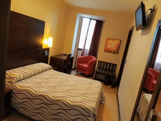 Büyük Yataklı Tek Kişilik Oda