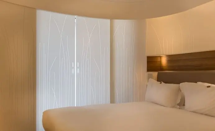 Tek Büyük Yataklı Oda (Hi-Macs)