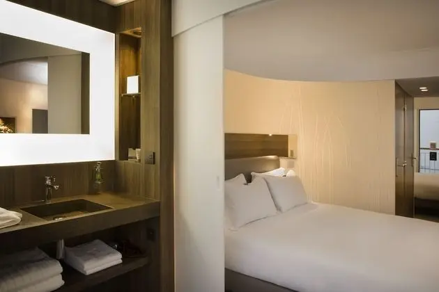 Tek Büyük Yataklı Oda (Hi-Macs)