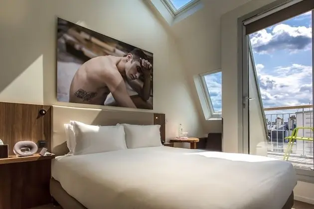 Tek Büyük Yataklı Oda (Sous Les Toits)