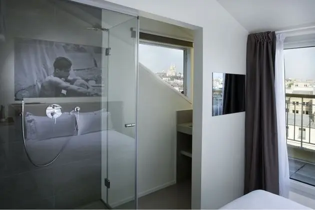 Tek Büyük Yataklı Oda (Sous Les Toits)