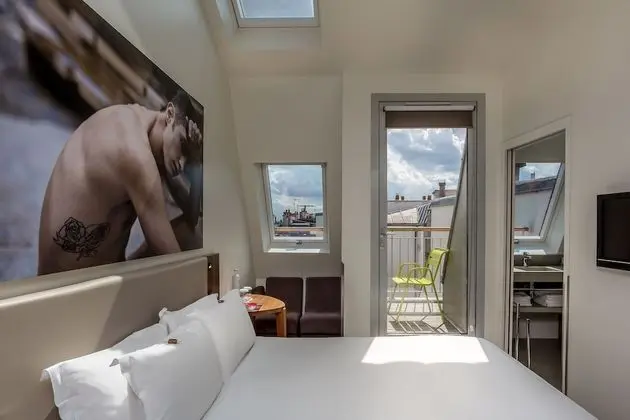 Tek Büyük Yataklı Oda (Sous Les Toits)