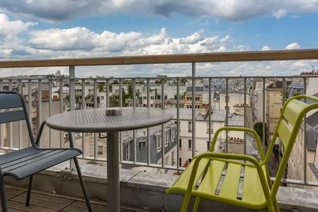 Tek Büyük Yataklı Oda (Sous Les Toits)