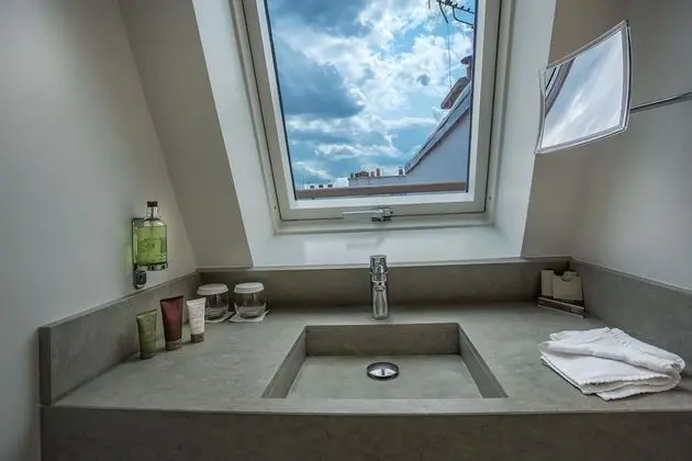 Tek Büyük Yataklı Oda (Sous Les Toits)