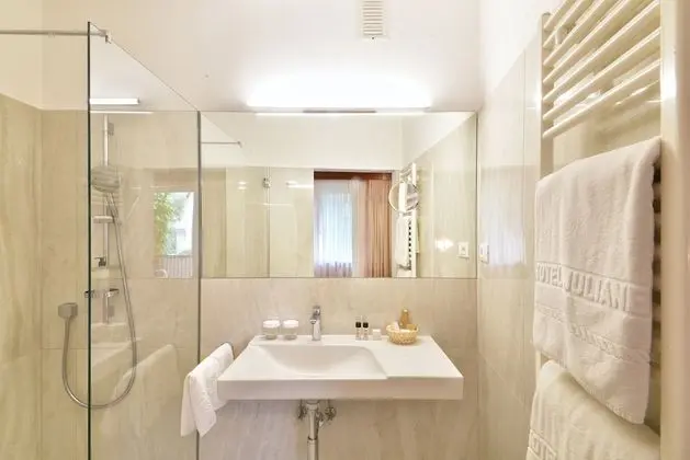 Tek Büyük veya İki Ayrı Yataklı Oda, Balkon (East side)