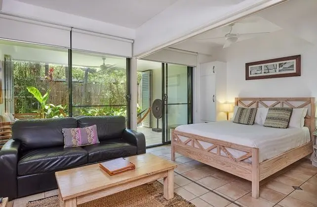Standard Room, 1 Queen Bed, Courtyard Area (Schoolies not allowed)