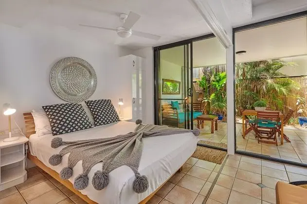 Standard Room, 1 Queen Bed, Courtyard Area (Schoolies not allowed)