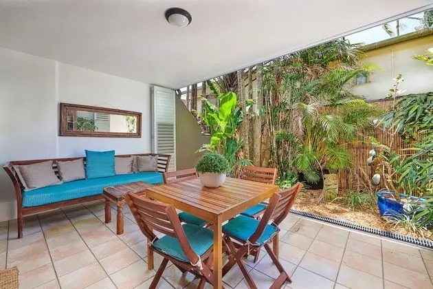 Standard Room, 1 Queen Bed, Courtyard Area (Schoolies not allowed)