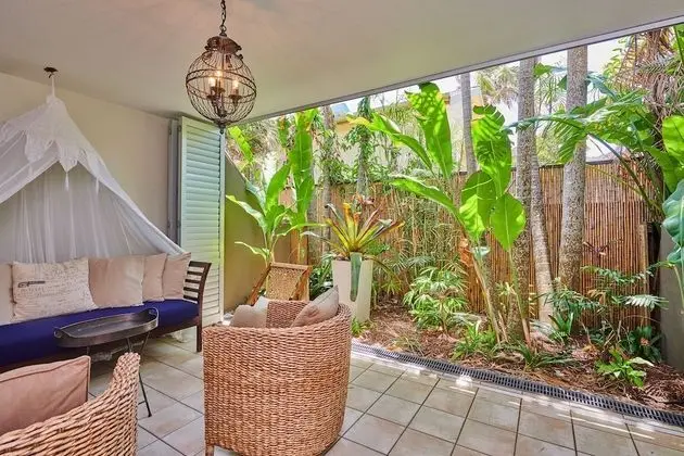 Standard Room, 1 Queen Bed, Courtyard Area (Schoolies not allowed)
