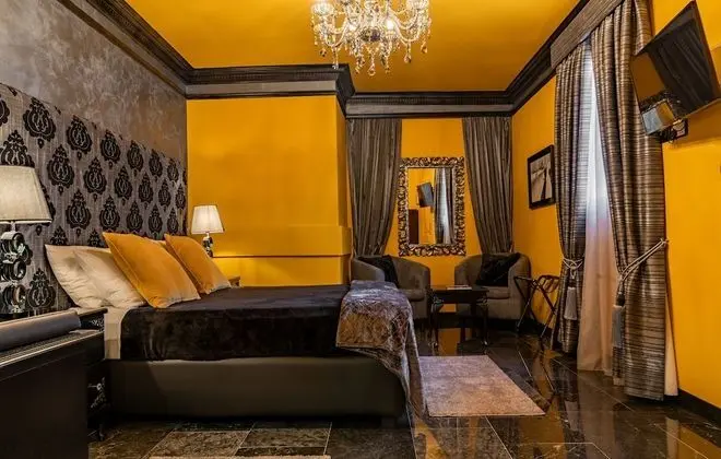 Süit, Balkon, Avlu Manzaralı