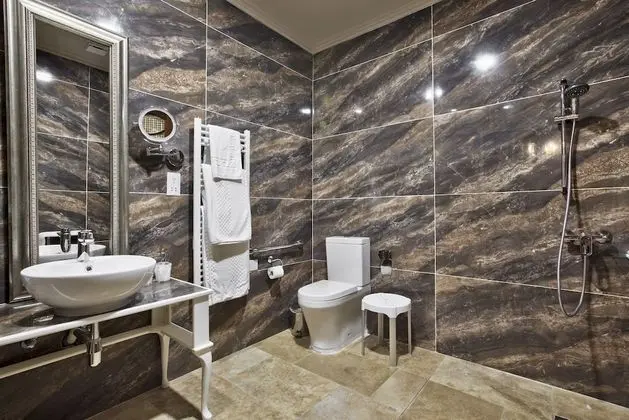 Süit, Balkon, Avlu Manzaralı