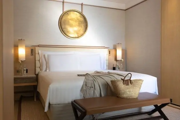 Panoramic One Bedroom Suite with Premium Lounge Access