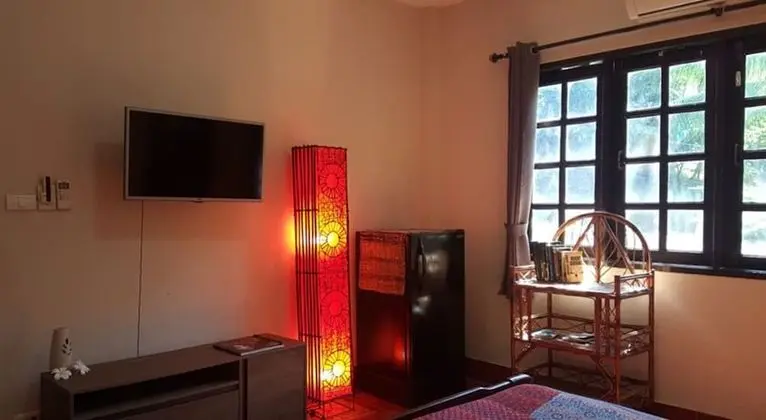 Double Room with Netflix( Private Bathroom)