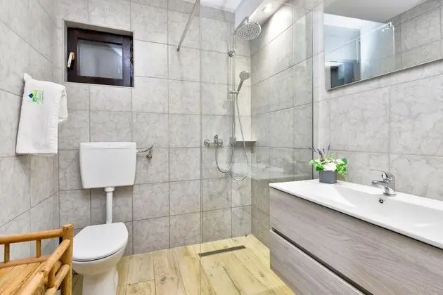 Family Ev, Birden Çok Yatak, 2 Banyolu, Bahçeli (Jungle House With Pool)