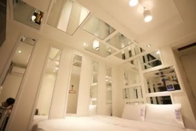 Oda (Mirror Room (Netflix exclusive broadc)