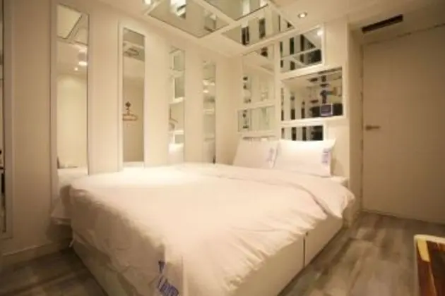 Oda (Mirror Room (Netflix exclusive broadc)