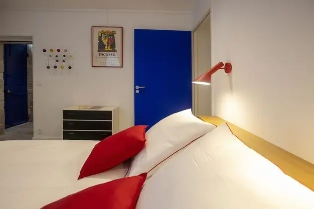 Design Tek Büyük Yataklı Oda, 1 Büyük (Queen) Boy Yatak, Engellilere Uygun, Sigara İçilmez