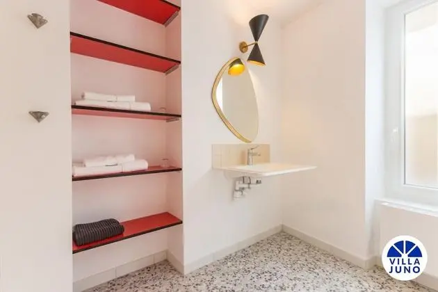 Design Tek Büyük Yataklı Oda, 1 Büyük (Queen) Boy Yatak, Engellilere Uygun, Sigara İçilmez