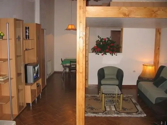 Stüdyo (Jure - ground floor studio-apartments)