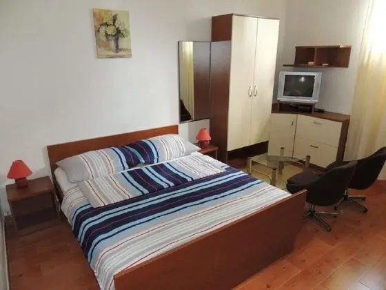 Stüdyo (Jure - ground floor studio-apartments)