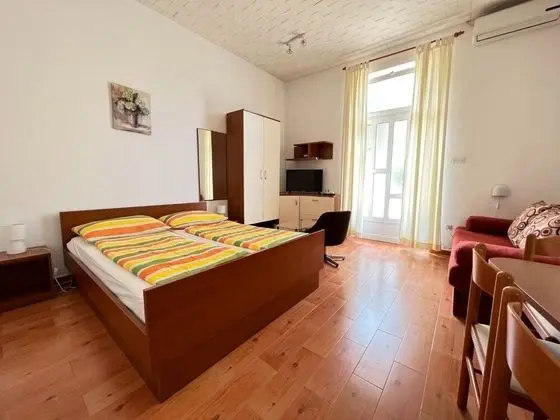 Stüdyo (Jure - ground floor studio-apartments)