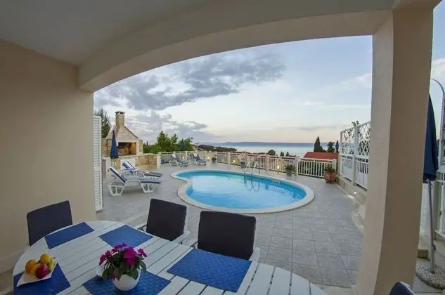 Ev (Jure - with pool - H(8+4))
